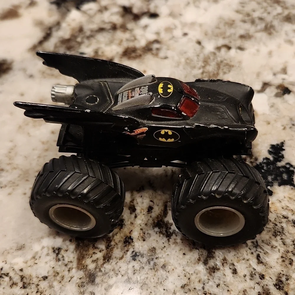 Poor condition 2007 batman 4x4 hotwheels Racing Champion bent axel